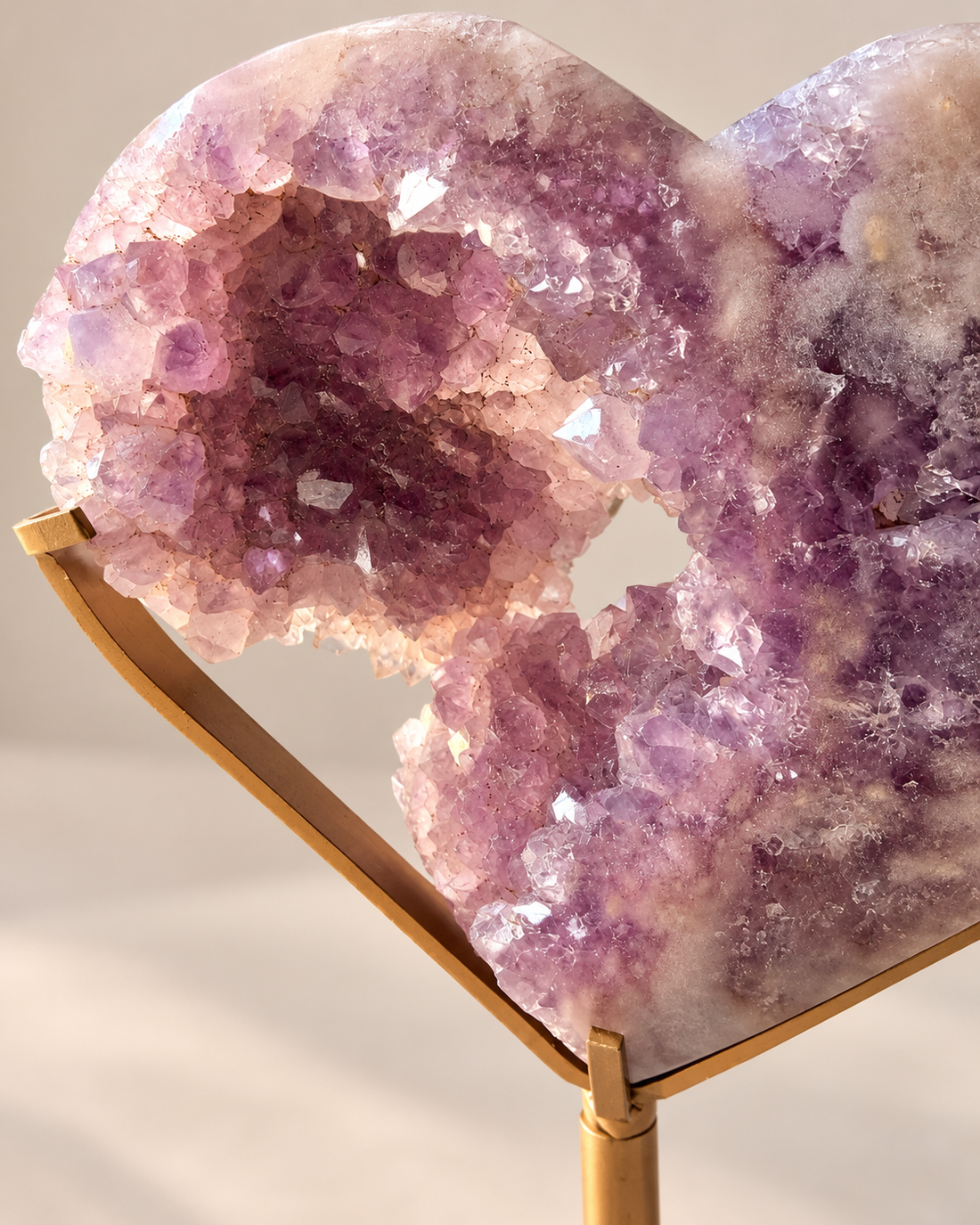 Corazón de Amatista con trazos de Ágata Sakura | 11 × 9,5 cm, con pedestal dorado