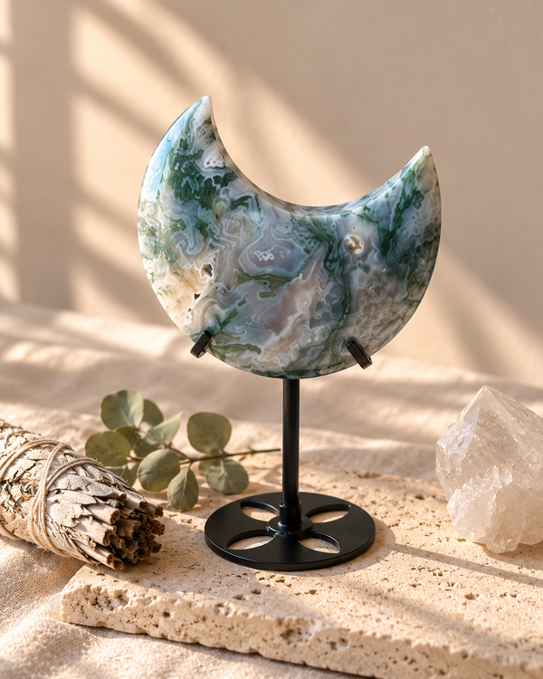 Luna de Ágata Musgosa natural | 8,5 × 5,5 cm, con pedestal negro