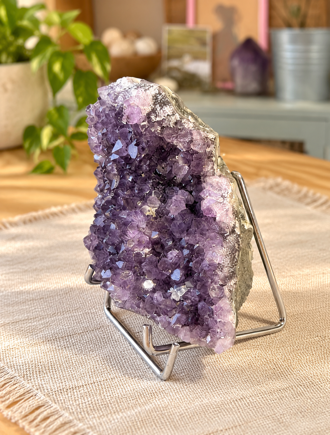 Drusa de Amatista natural | 11 × 13 cm, con peana de metal
