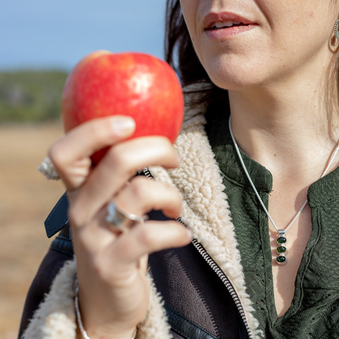 Collar Medusa de Turmalina verde – Sanación, Coraje y Renacimiento
