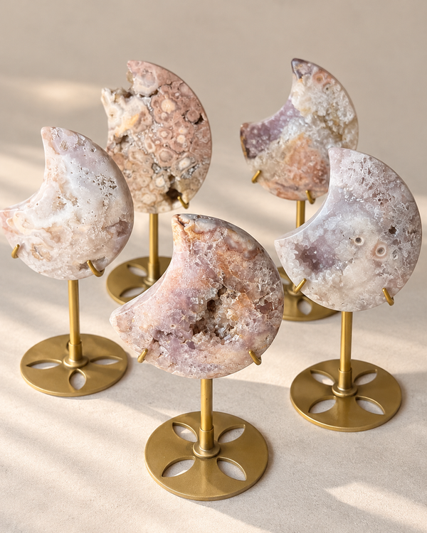 Luna de Amatista Rosa con trazos de Ágata Sakura | 10 × 8 cm, con pedestal