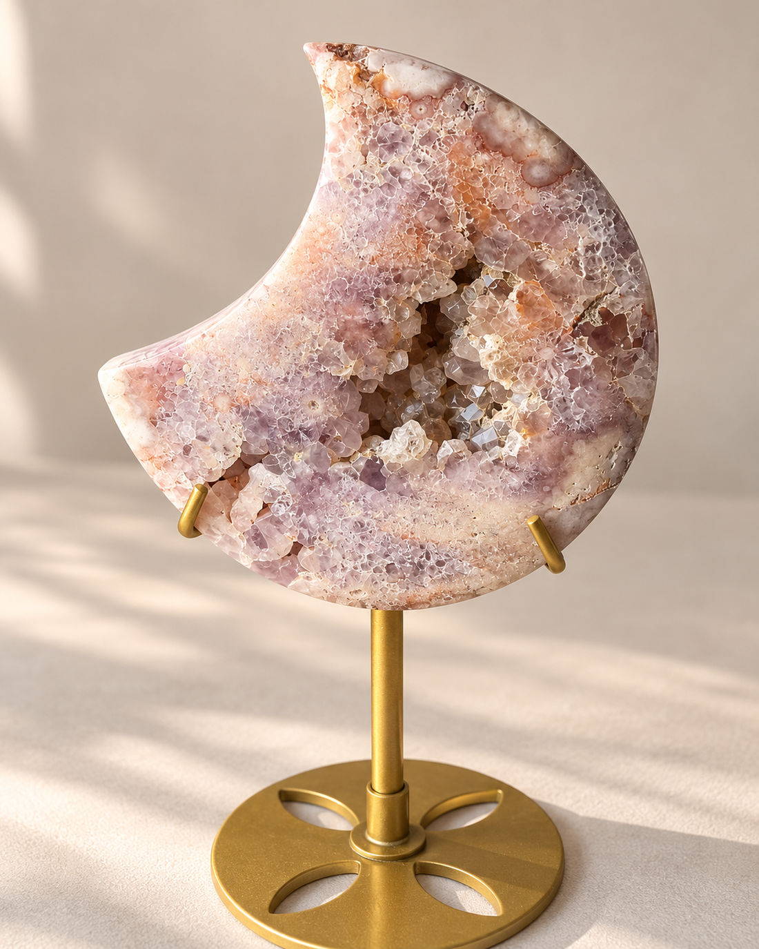 Luna de Amatista Rosa con trazos de Ágata Sakura | 10 × 8 cm, con pedestal