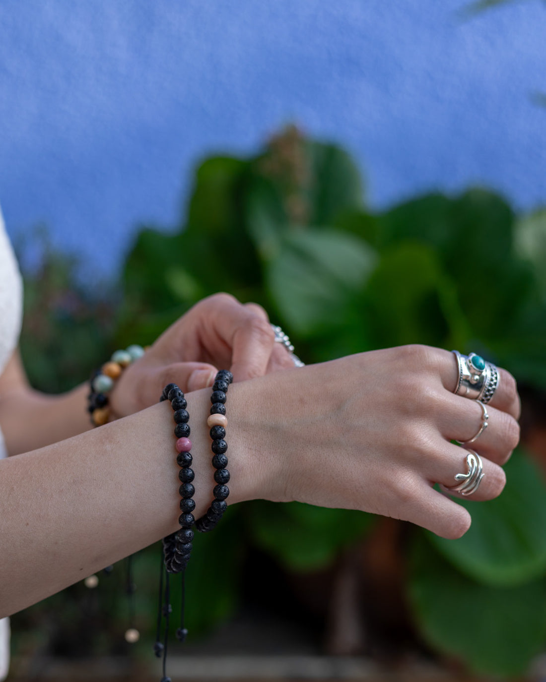 Pulsera Calyra de Piedra Volcánica y Rodonita| Estabilidad, Sanación emocional y Calma