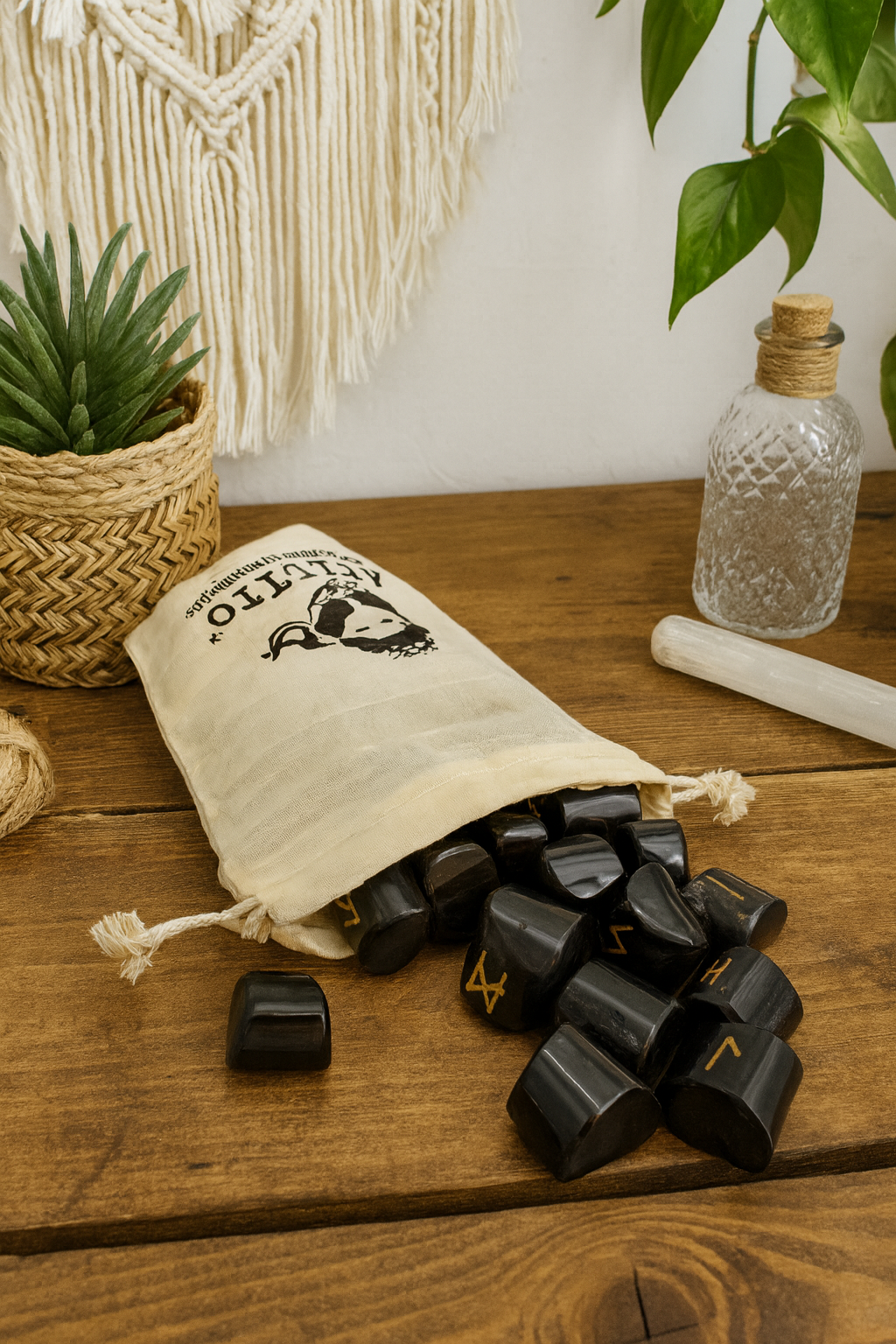 Runas Futhark en Turmalina Negra – Protección, Poder y Claridad