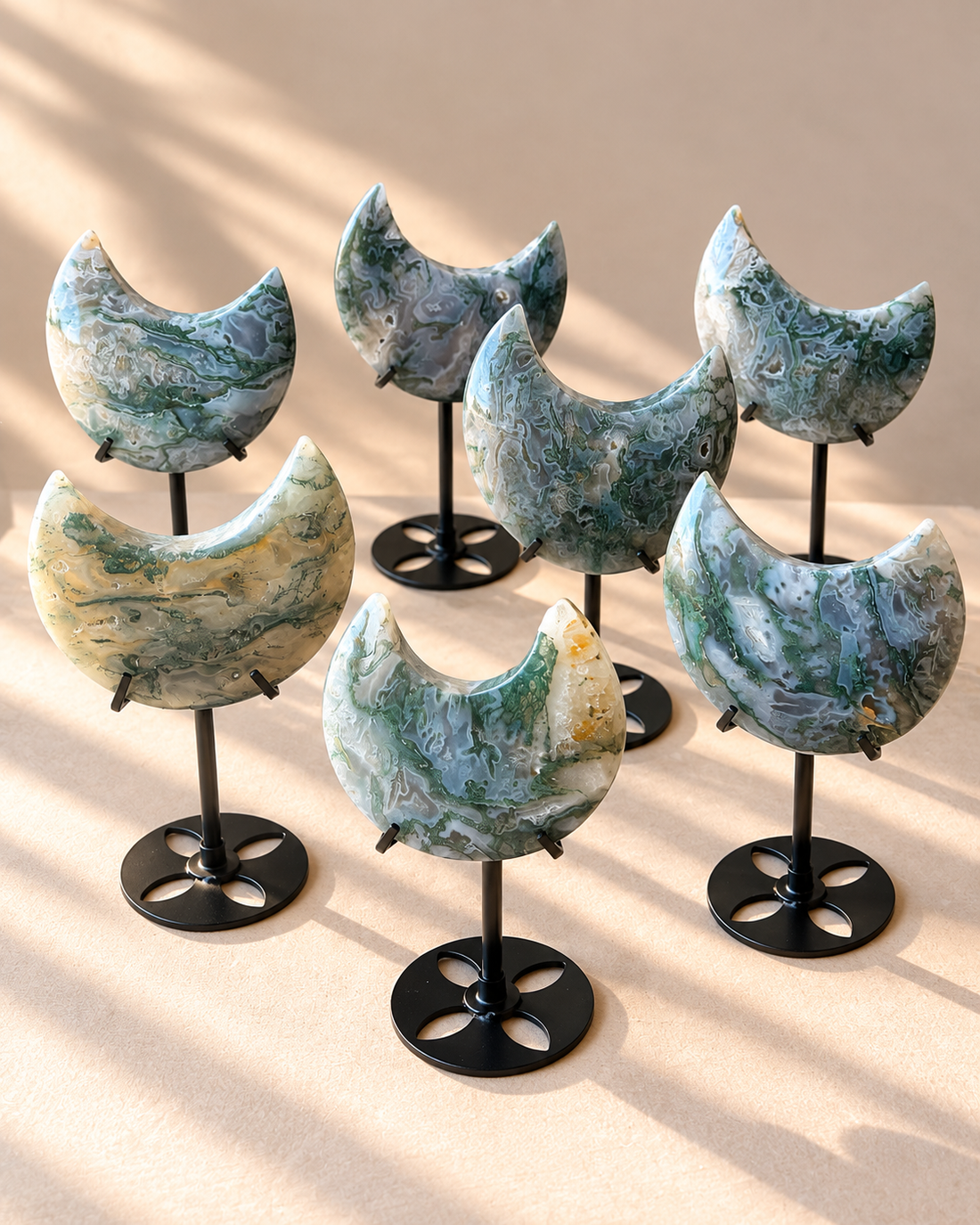 Luna de Ágata Musgosa natural | 8,5 × 5,5 cm, con pedestal negro