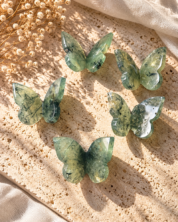 Mariposa de Prehnita Natural 7 cm — Pieza Única Tallada a Mano