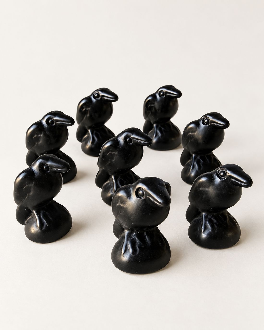 Cuervo de Obsidiana Negra natural | 4 cm de alto, tallado a mano